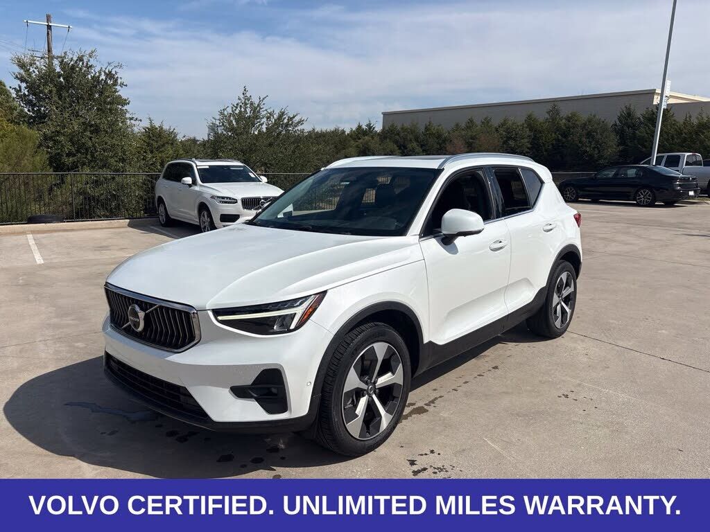 2023 VOLVO XC40