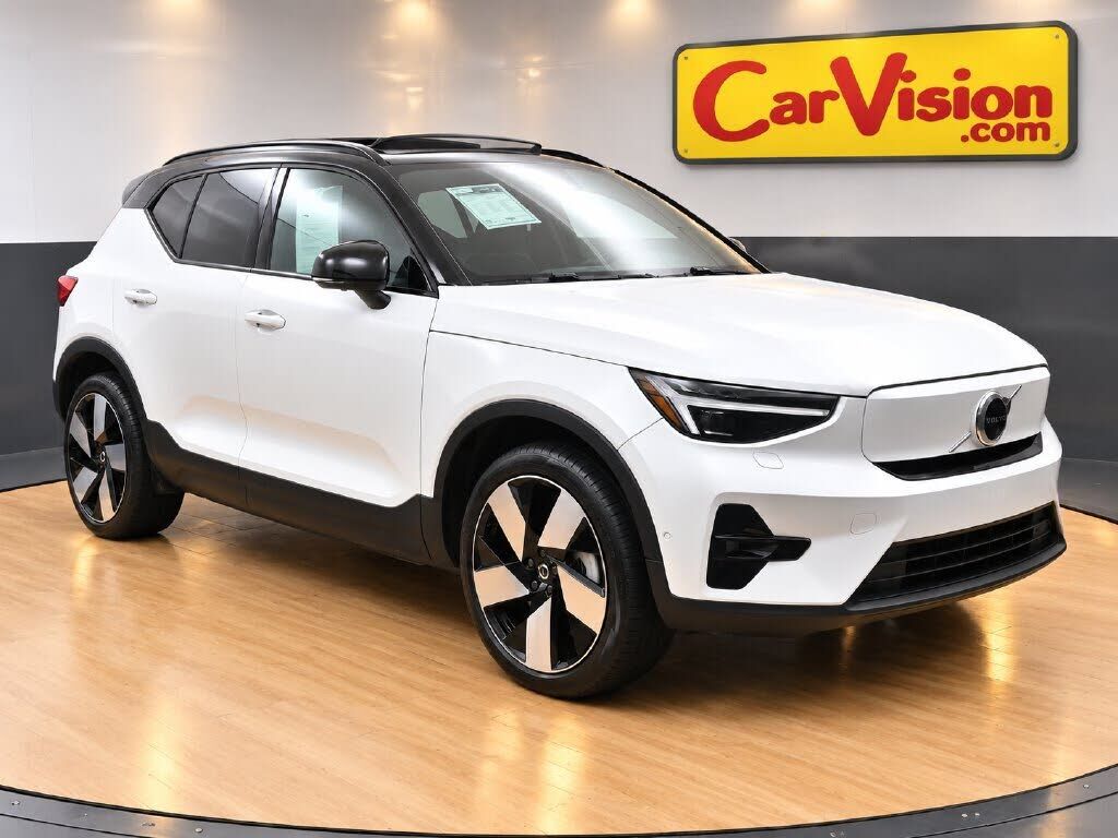 2023 VOLVO XC40