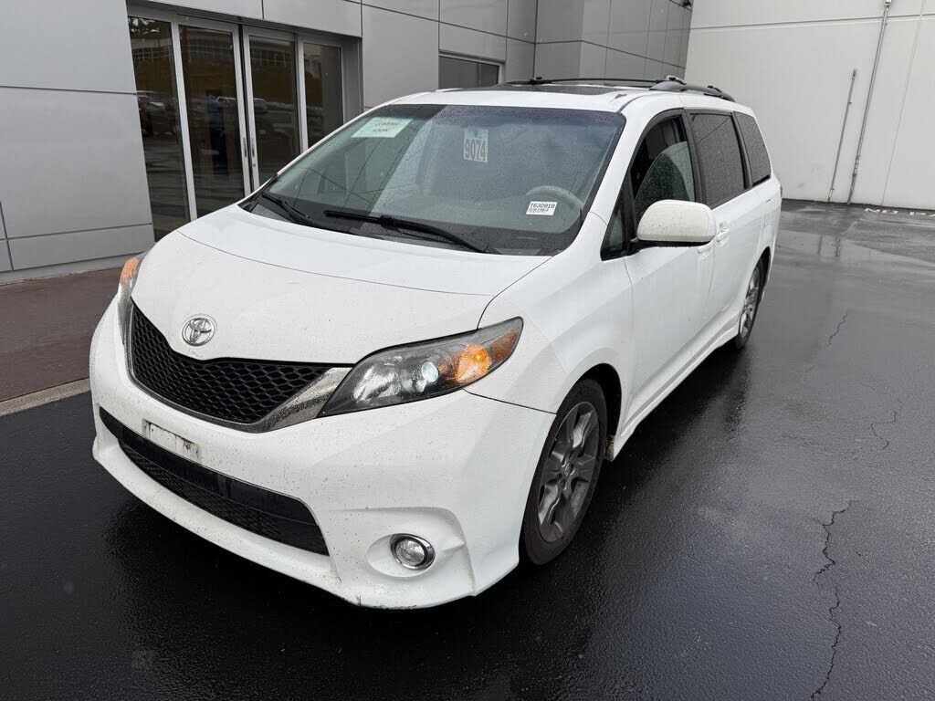 2011 TOYOTA Sienna
