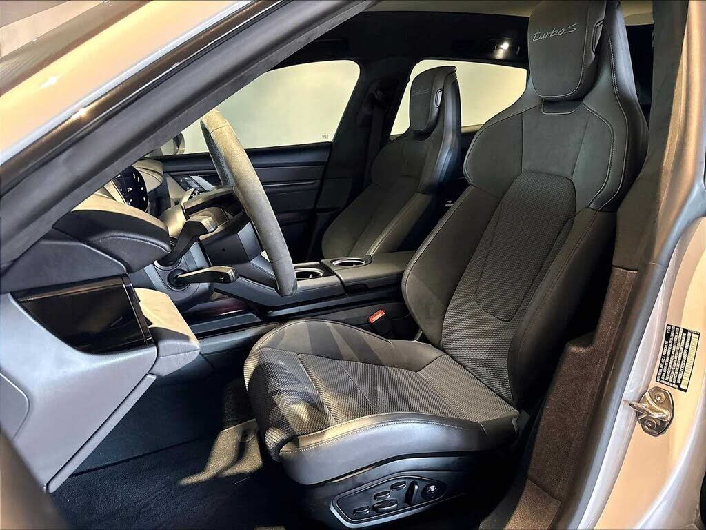 2024 PORSCHE Taycan