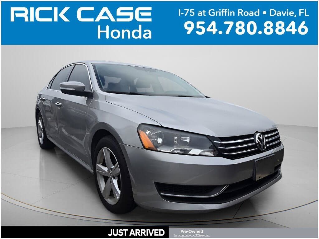 2013 VOLKSWAGEN Passat
