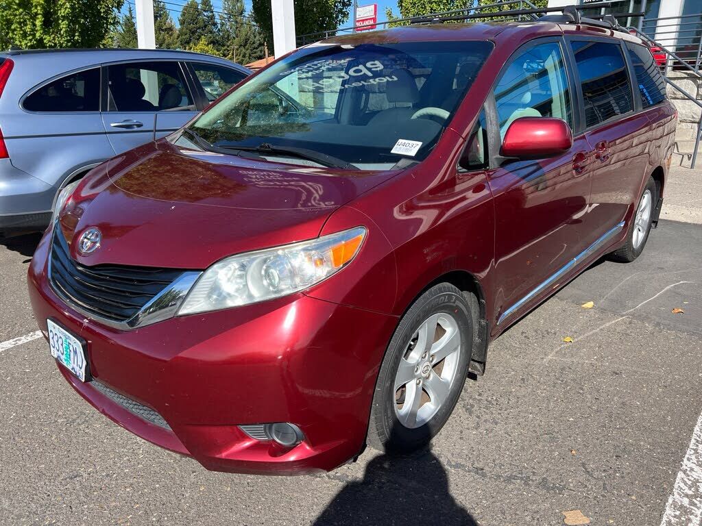 2011 TOYOTA Sienna