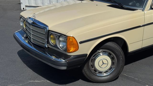 1982 Mercedes-Benz 240