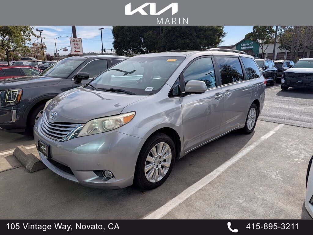 2011 TOYOTA Sienna