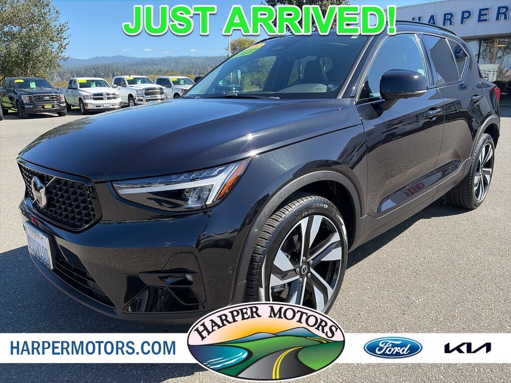 2025 VOLVO XC40