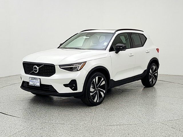2023 VOLVO XC40