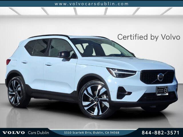 2025 VOLVO XC40