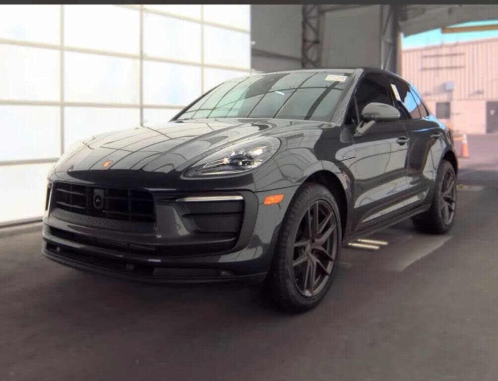 2025 PORSCHE Macan