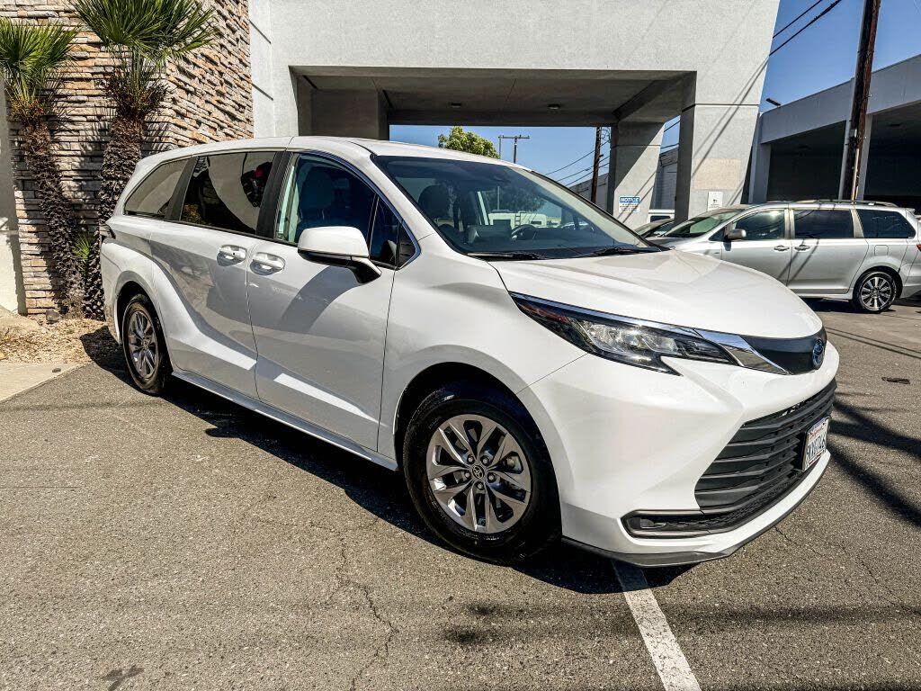 2023 TOYOTA Sienna