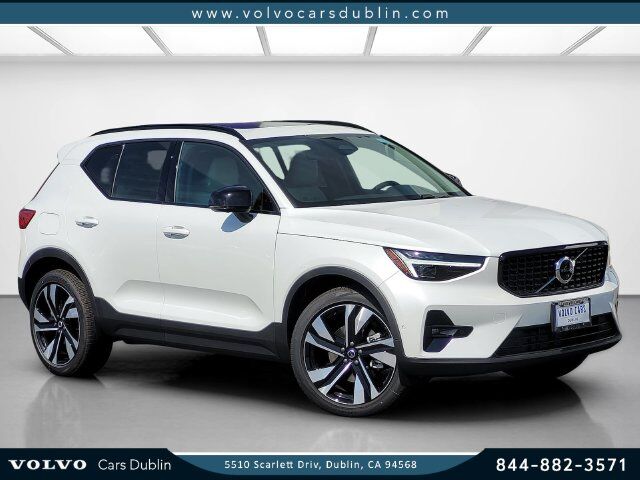 2026 VOLVO XC40