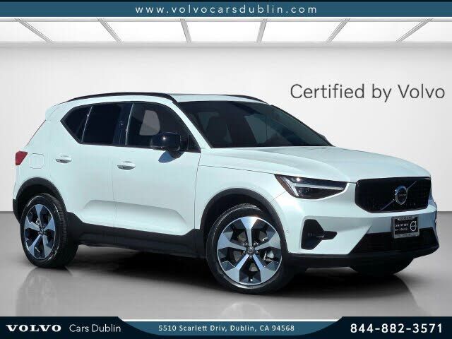 2026 VOLVO XC40
