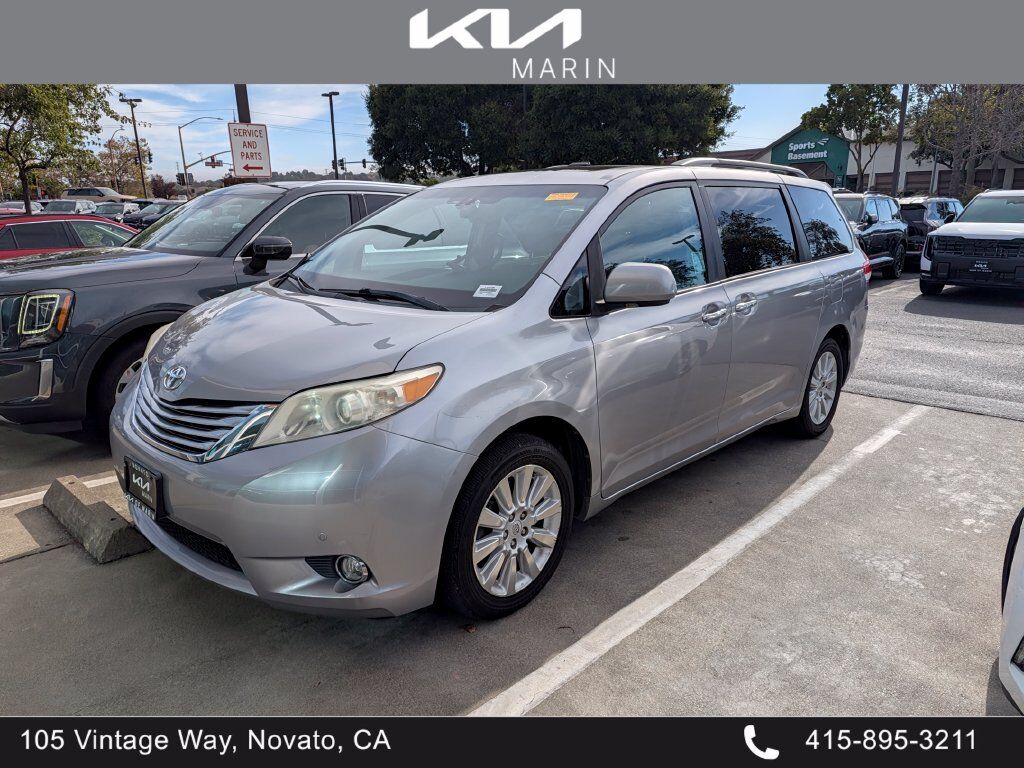 2011 TOYOTA Sienna