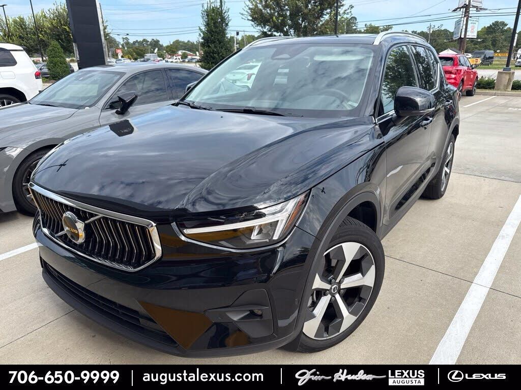 2023 VOLVO XC40