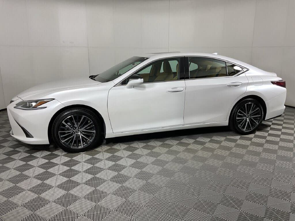 2025 LEXUS ES