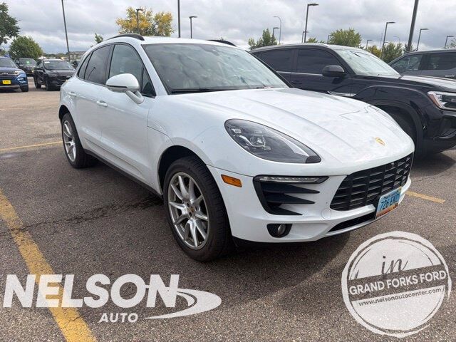2017 PORSCHE Macan