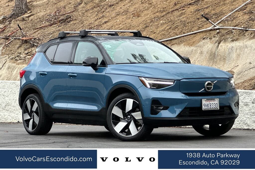 2023 VOLVO XC40