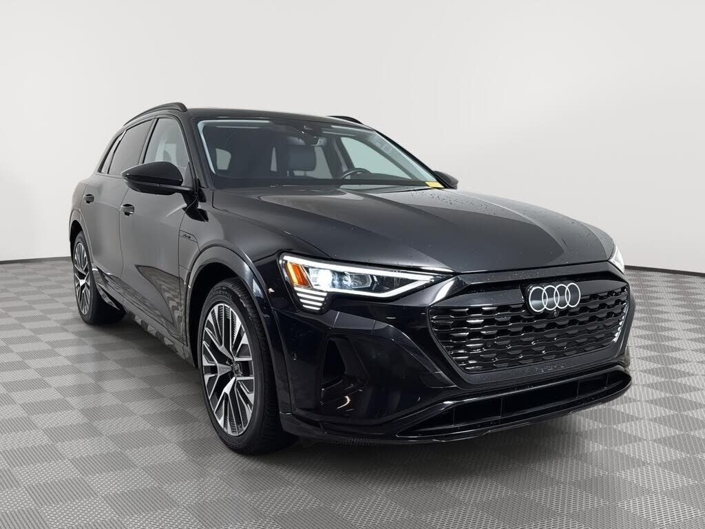 2024 AUDI Q8