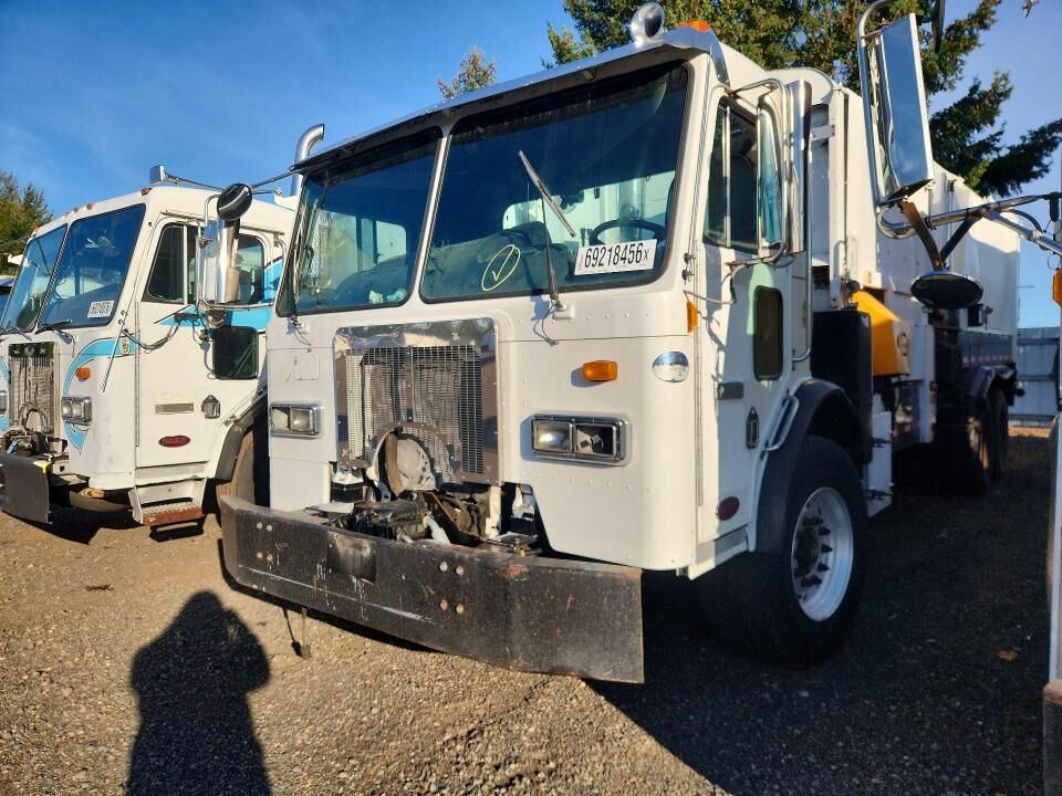 2010 PETERBILT 320