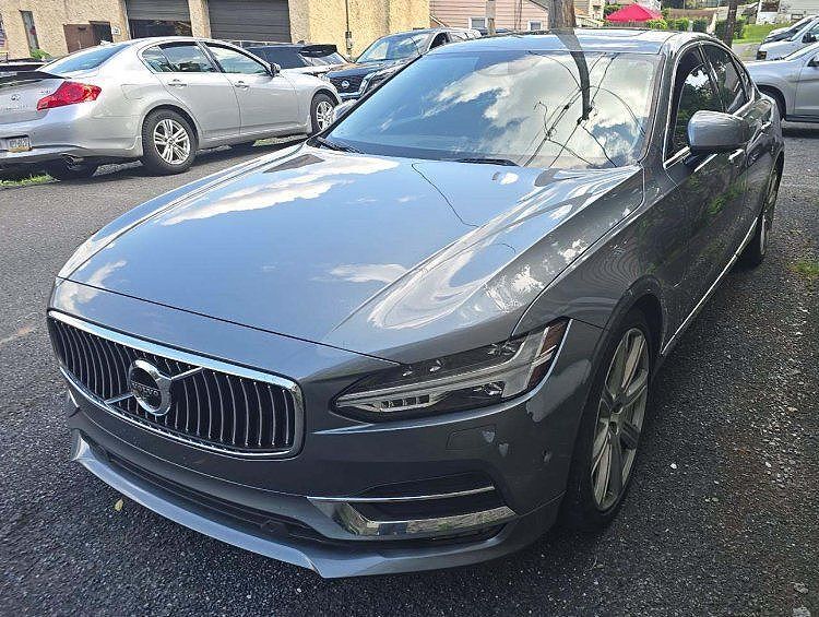 2017 VOLVO S90