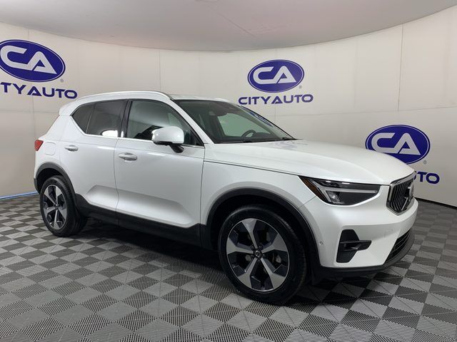 2023 VOLVO XC40