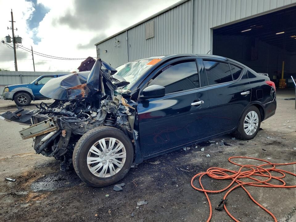 2017 NISSAN Versa
