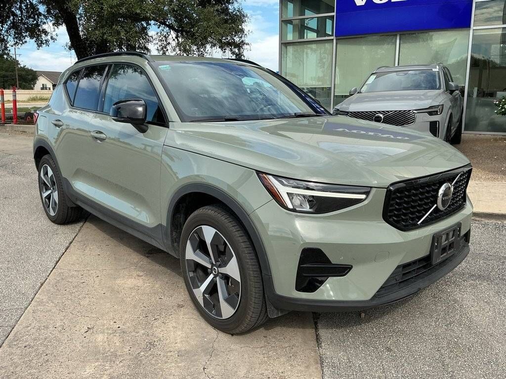2024 VOLVO XC40