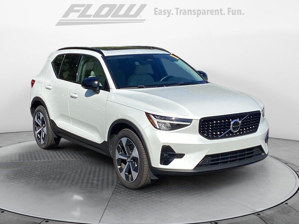 2025 VOLVO XC40