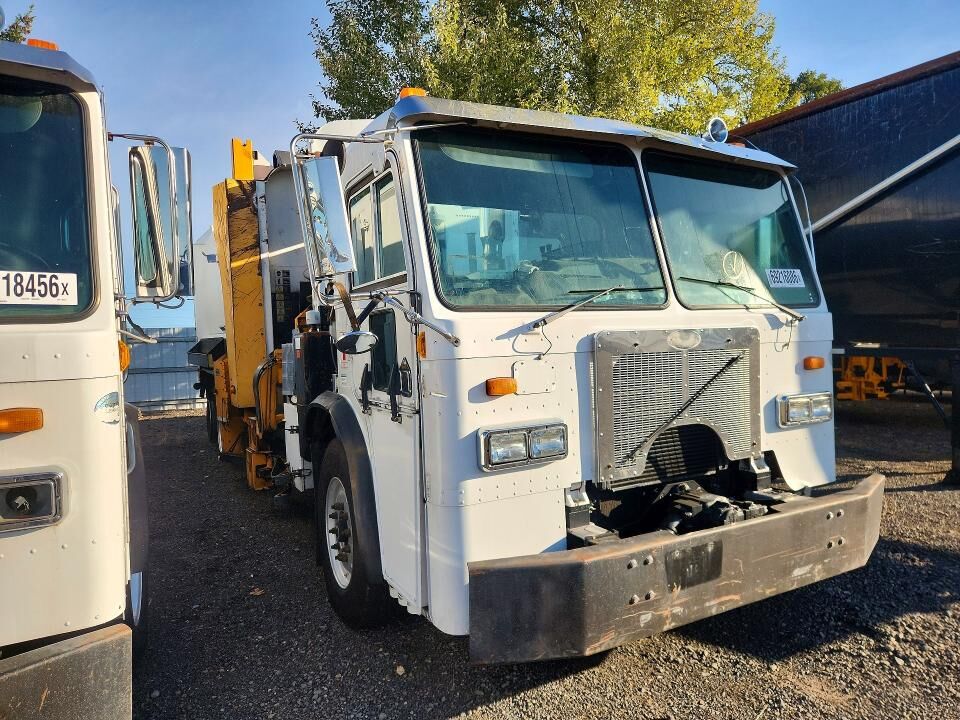 2009 PETERBILT 320