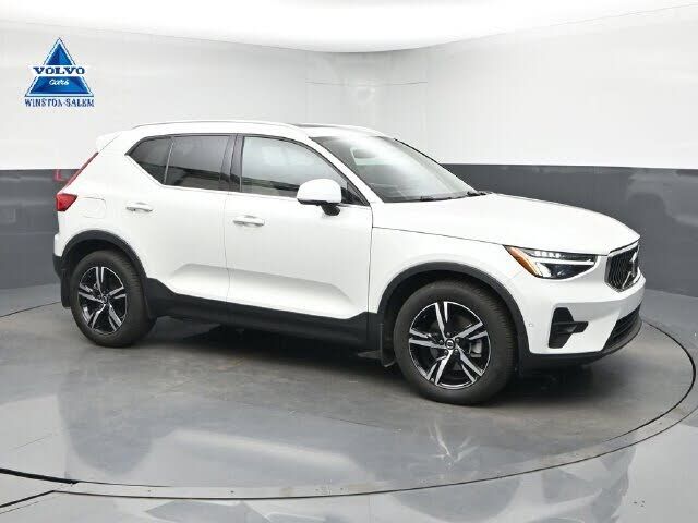 2023 VOLVO XC40