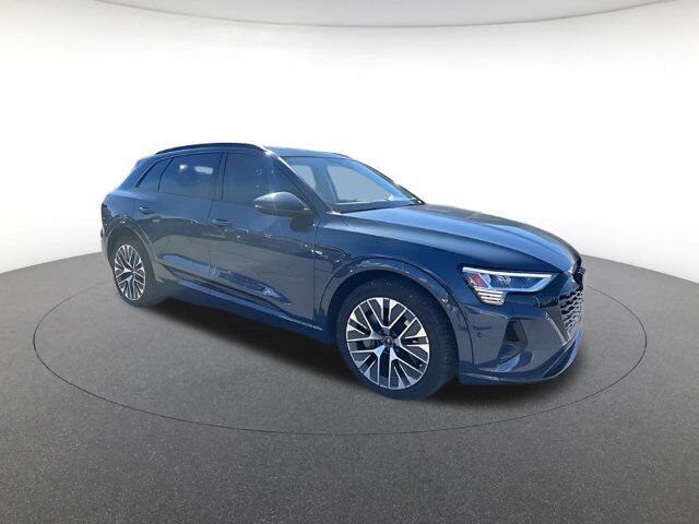 2024 AUDI Q8