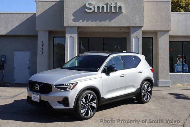 2023 VOLVO XC40