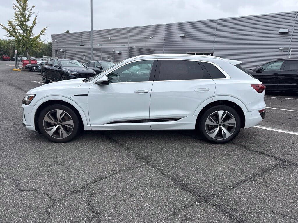 2024 AUDI Q8