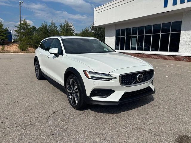 2025 VOLVO V60CC