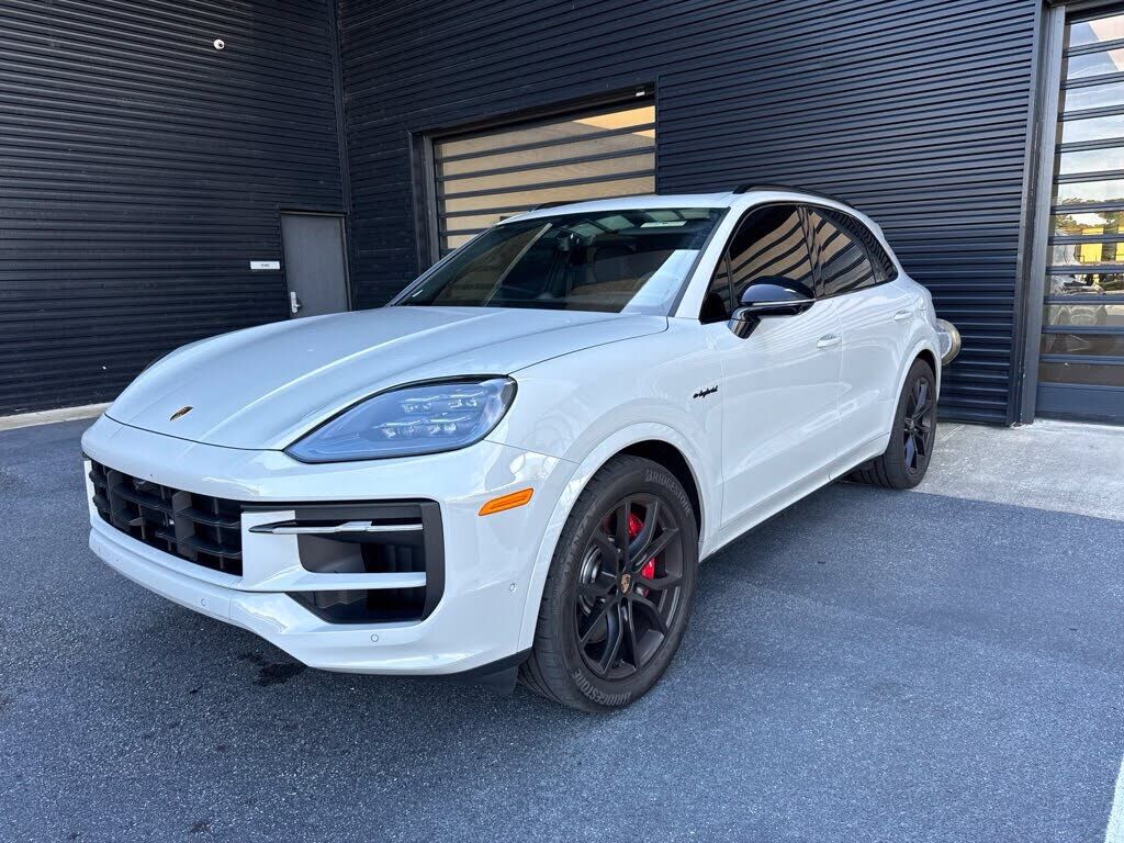 2025 PORSCHE Cayenne