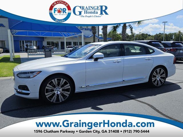 2022 VOLVO S90