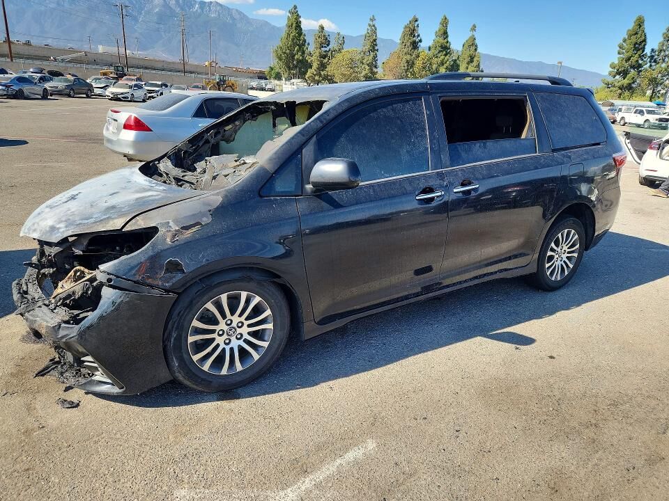 2018 TOYOTA Sienna