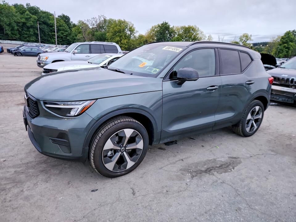 2026 VOLVO XC40
