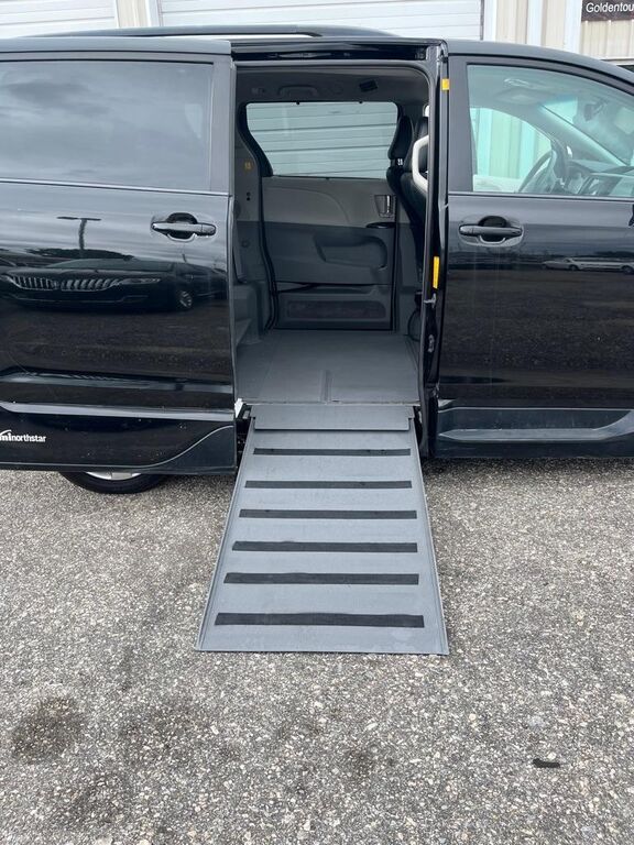 2012 TOYOTA Sienna