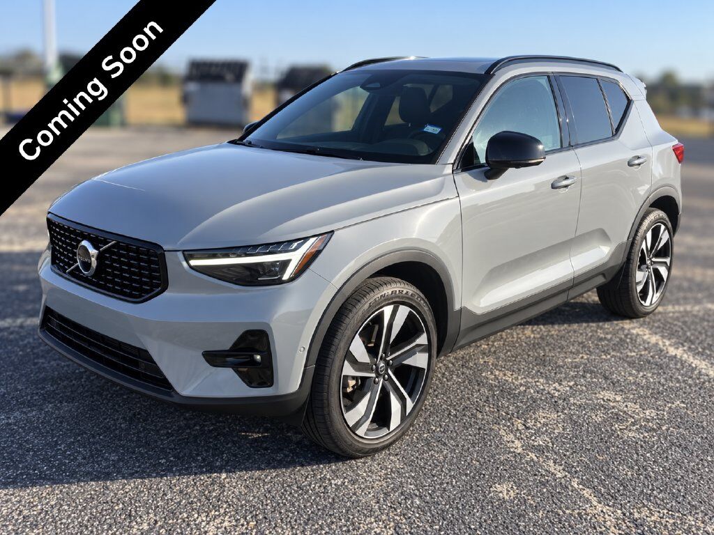 2024 VOLVO XC40