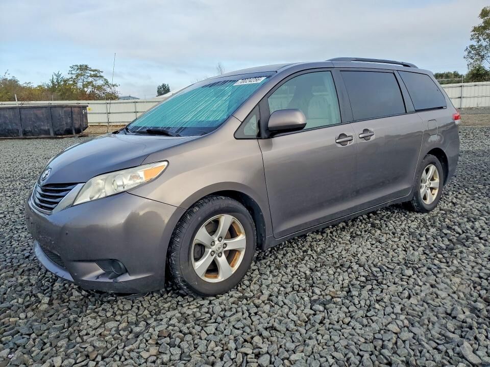 2011 TOYOTA Sienna