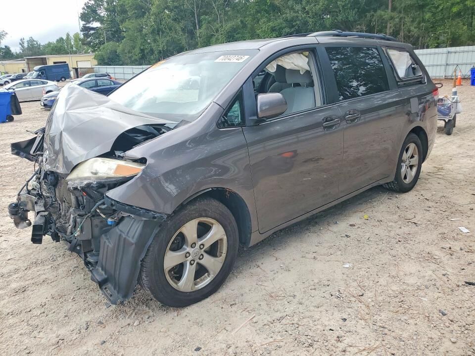 2012 TOYOTA Sienna