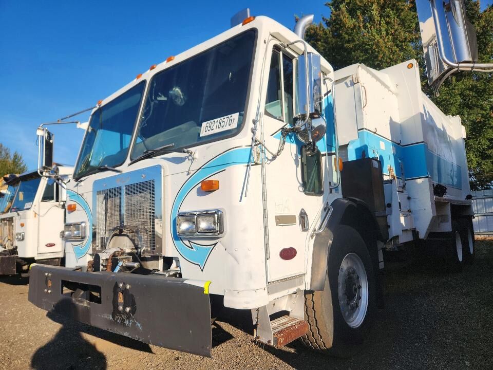 2000 PETERBILT 320