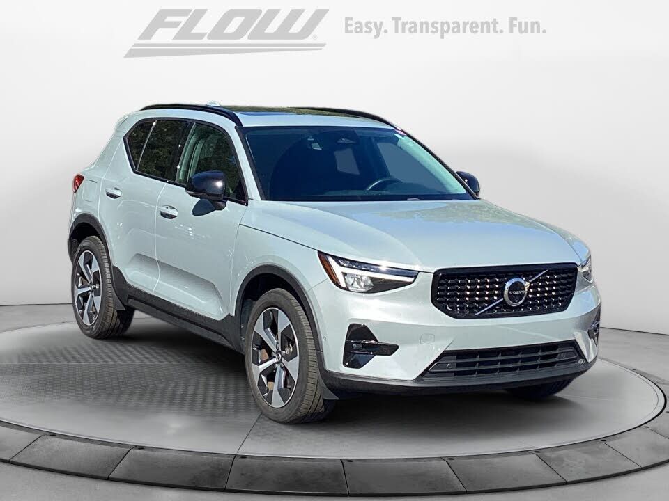 2024 VOLVO XC40