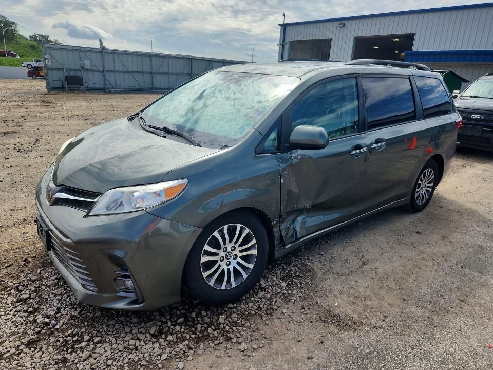 2019 TOYOTA Sienna