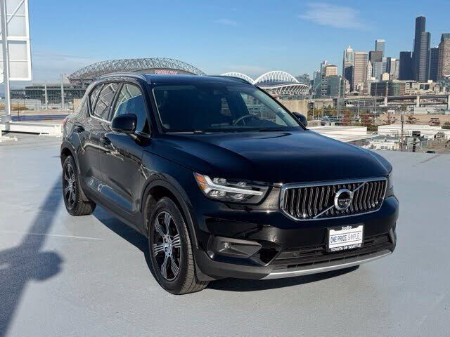2022 VOLVO XC40
