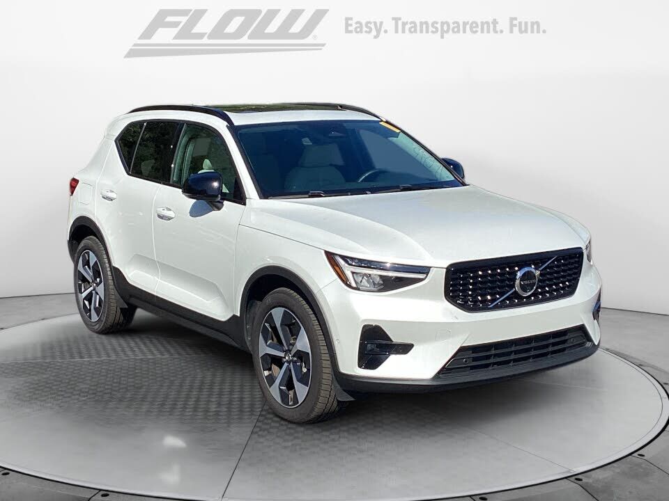 2025 VOLVO XC40