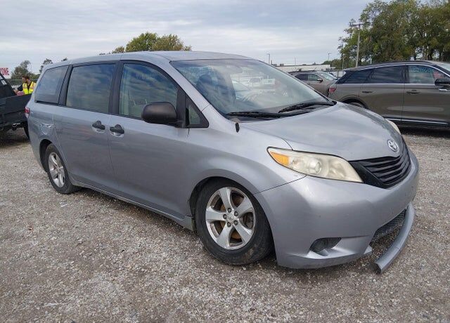 2011 TOYOTA Sienna