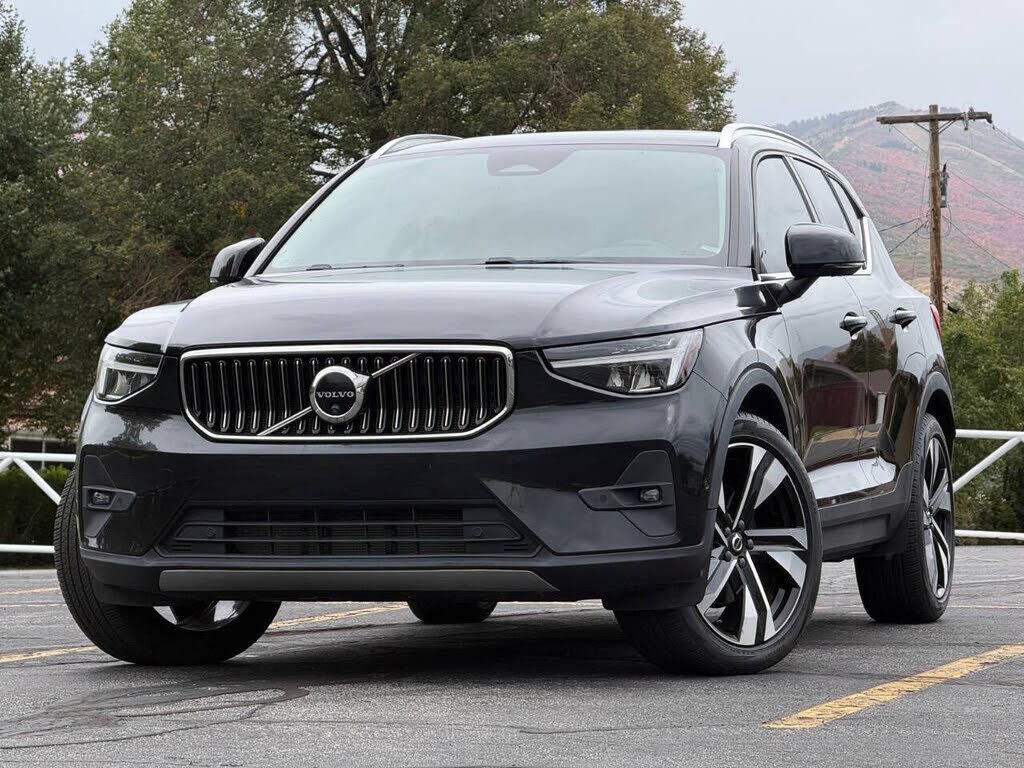 2023 VOLVO XC40