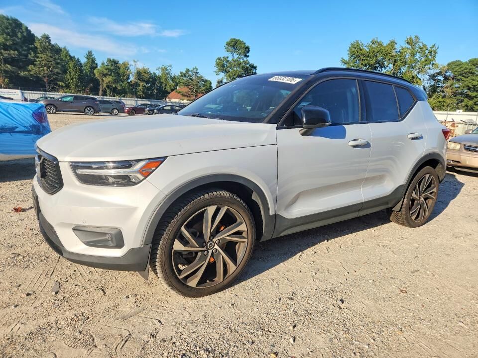 2020 VOLVO XC40