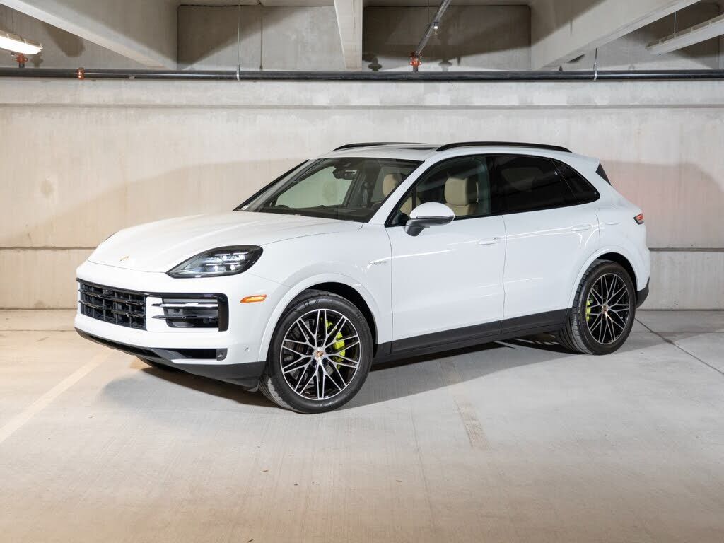 2025 PORSCHE Cayenne